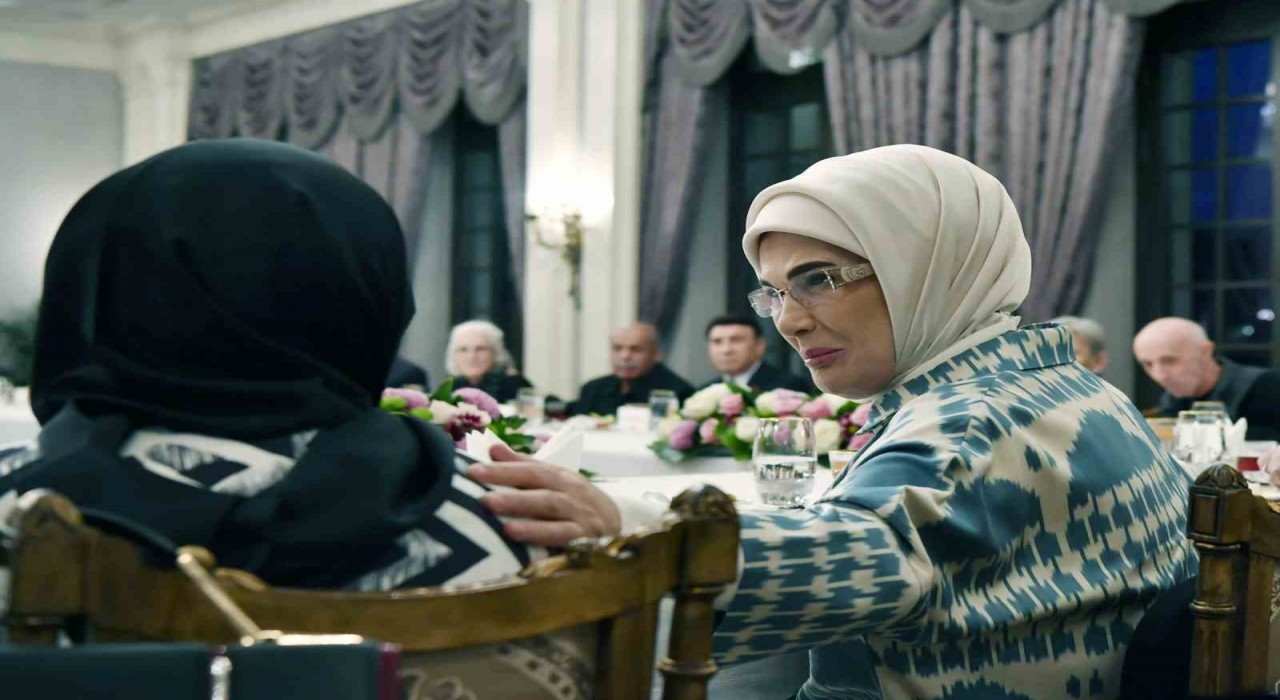 Cumhurbaşkanı Erdoğandan eşi Emine Erdoğanın yaşlılarla iftarına sürpriz ziyaret