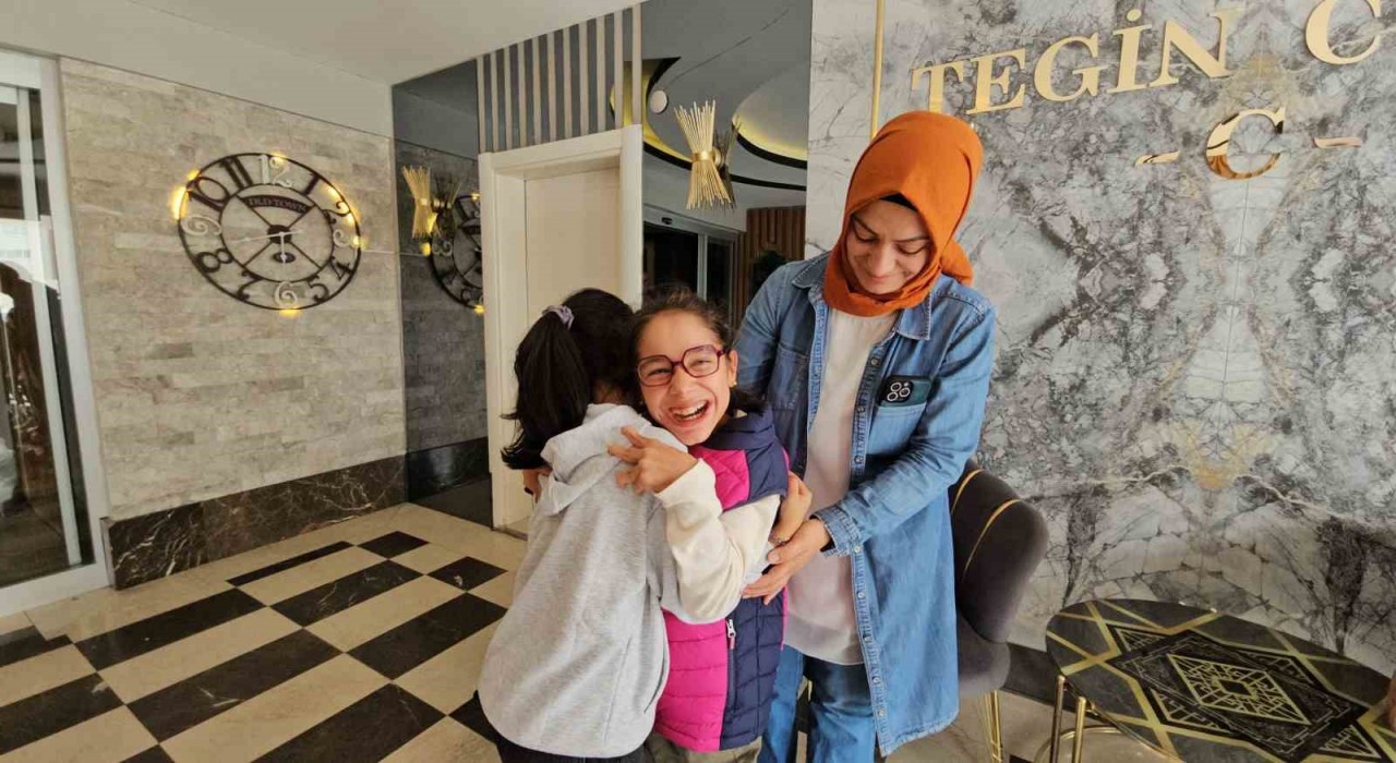 Cumhurbaşkanı Erdoğanın akülü tekerlekli sandalye hediye ettiği engelli kızlar bayrama mutlu girdi