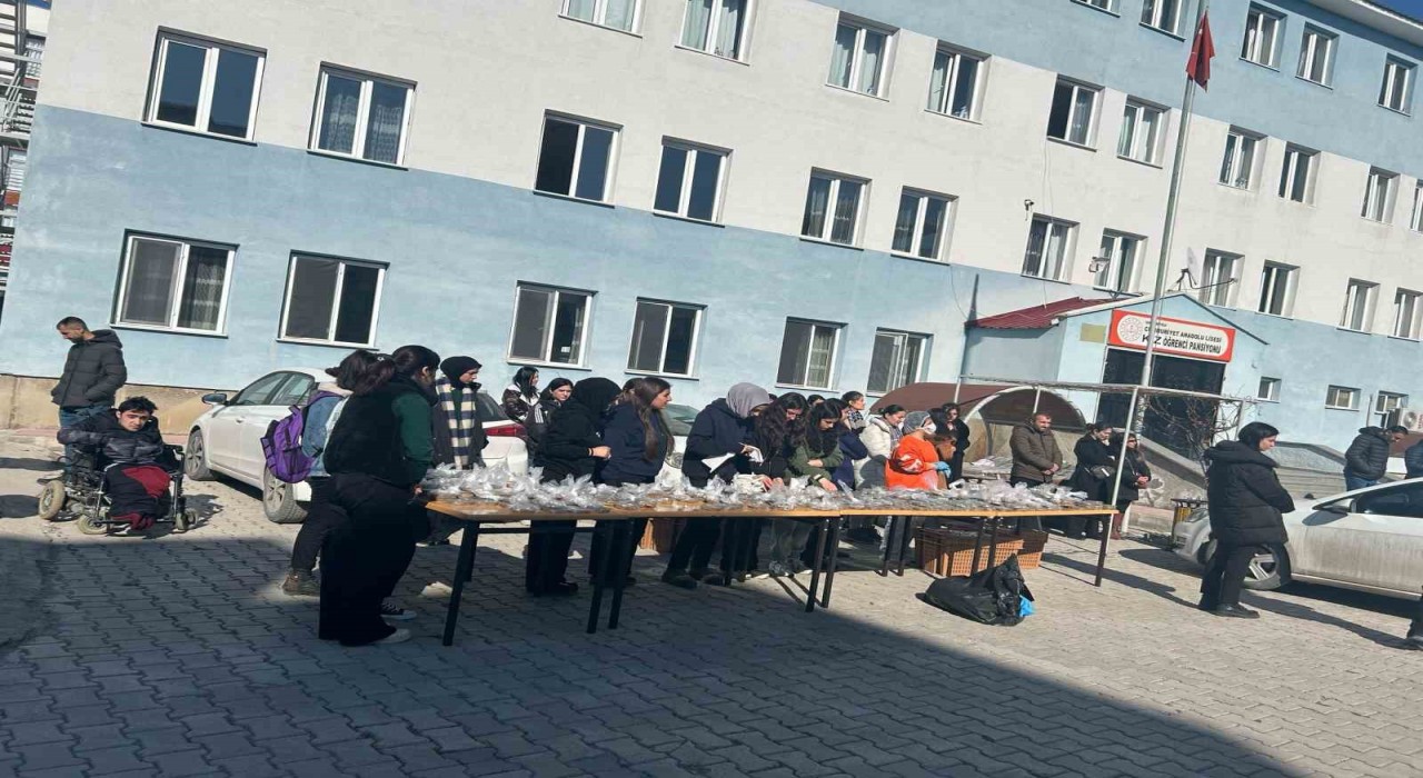 Cumhuriyet Anadolu Lisesinde acı kayıp: Tarih Öğretmeni Rukiye Saklı vefat etti