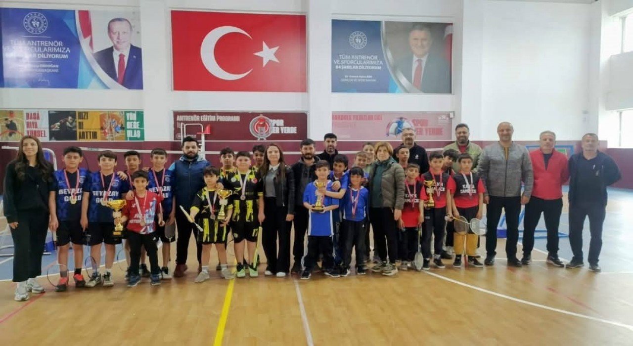 Cumhuriyet Ortaokulu badmintonda il birincisi oldu