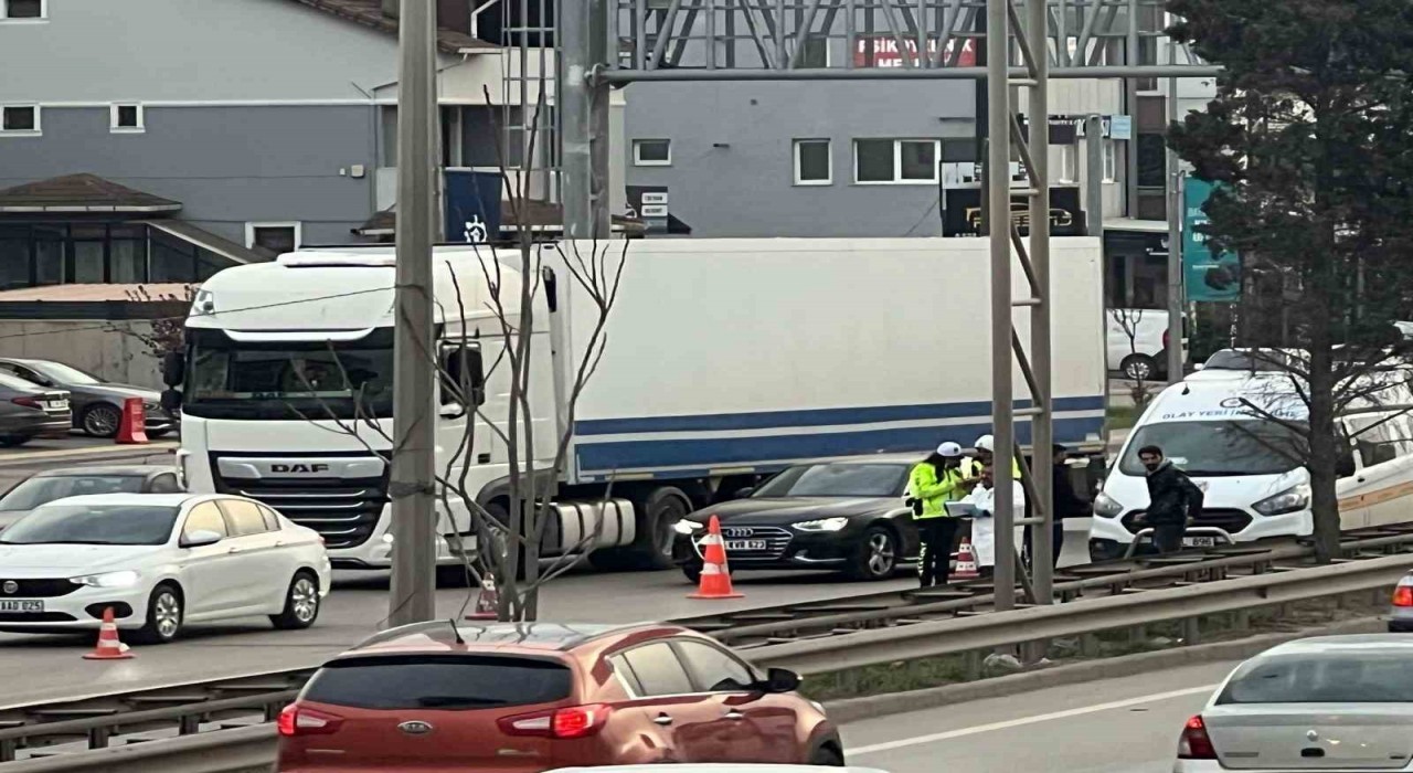 D-100de tırın altında kalan motosiklet sürücüsü hayatını kaybetti