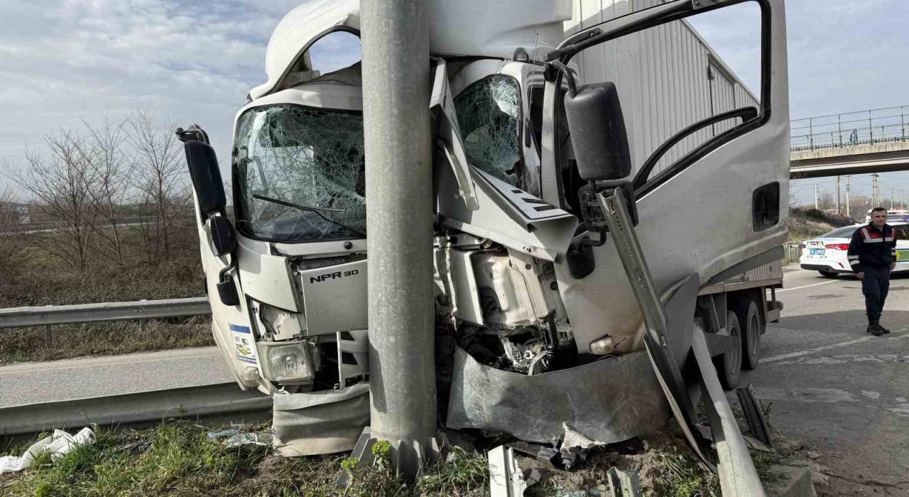 D-650de korkutan kaza, kamyonet yön tabelasına ok gibi saplandı: 1i ağır, 2 yaralı