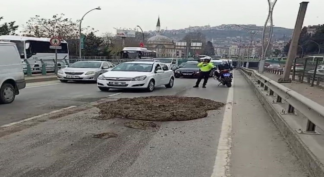 D100de kamyondan dökülen çamur trafiği altüst etti: 6 bin 584 TL ceza kesildi