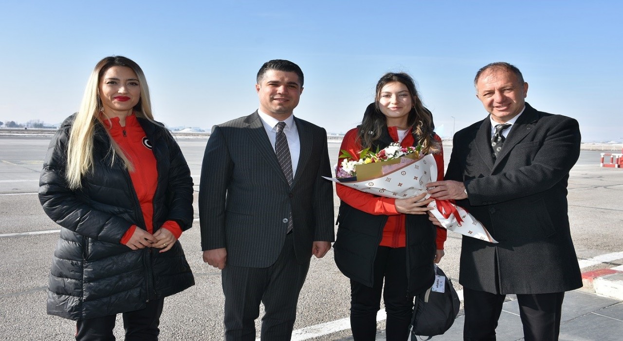 Damala Köse çiçeklerle karşılandı