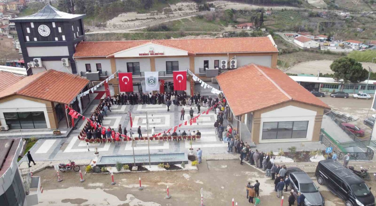 Demircide halkla bayramlaşma programına yoğun katılım
