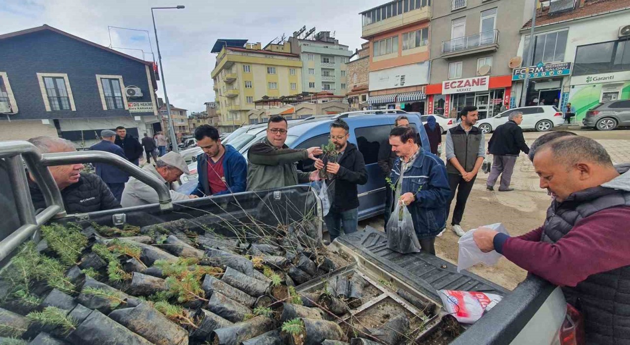 Demircide vatandaşlara 3 bin fidan dağıtıldı