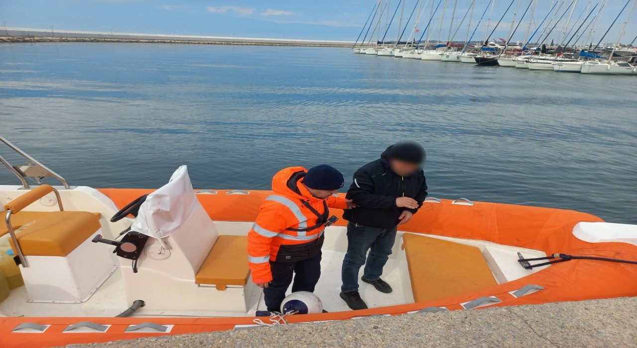 Denizin ortasında rahatsızlanan kişi tahliye edildi