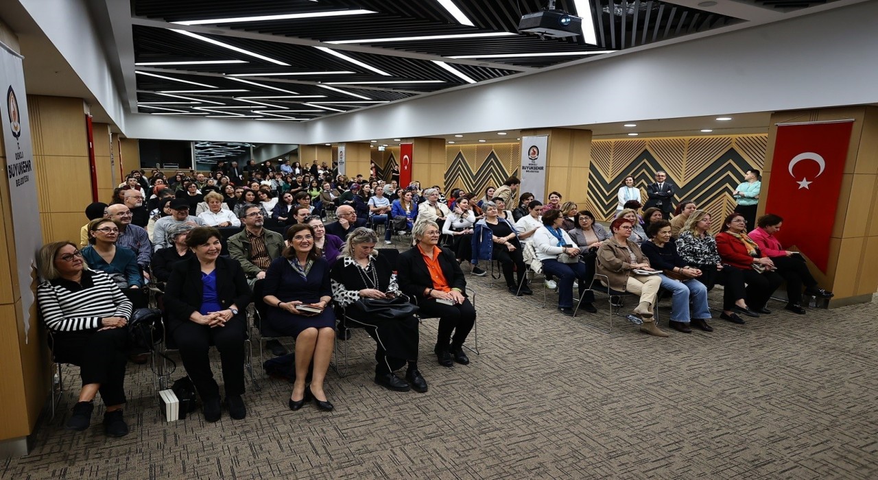 Denizli Büyükşehirin düzenlediği Zeynep Oral ile 8 Mart söyleşisi büyük ilgi gördü
