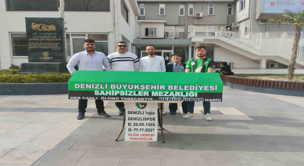 Denizlispor taraftarlarından tabutlu eylem