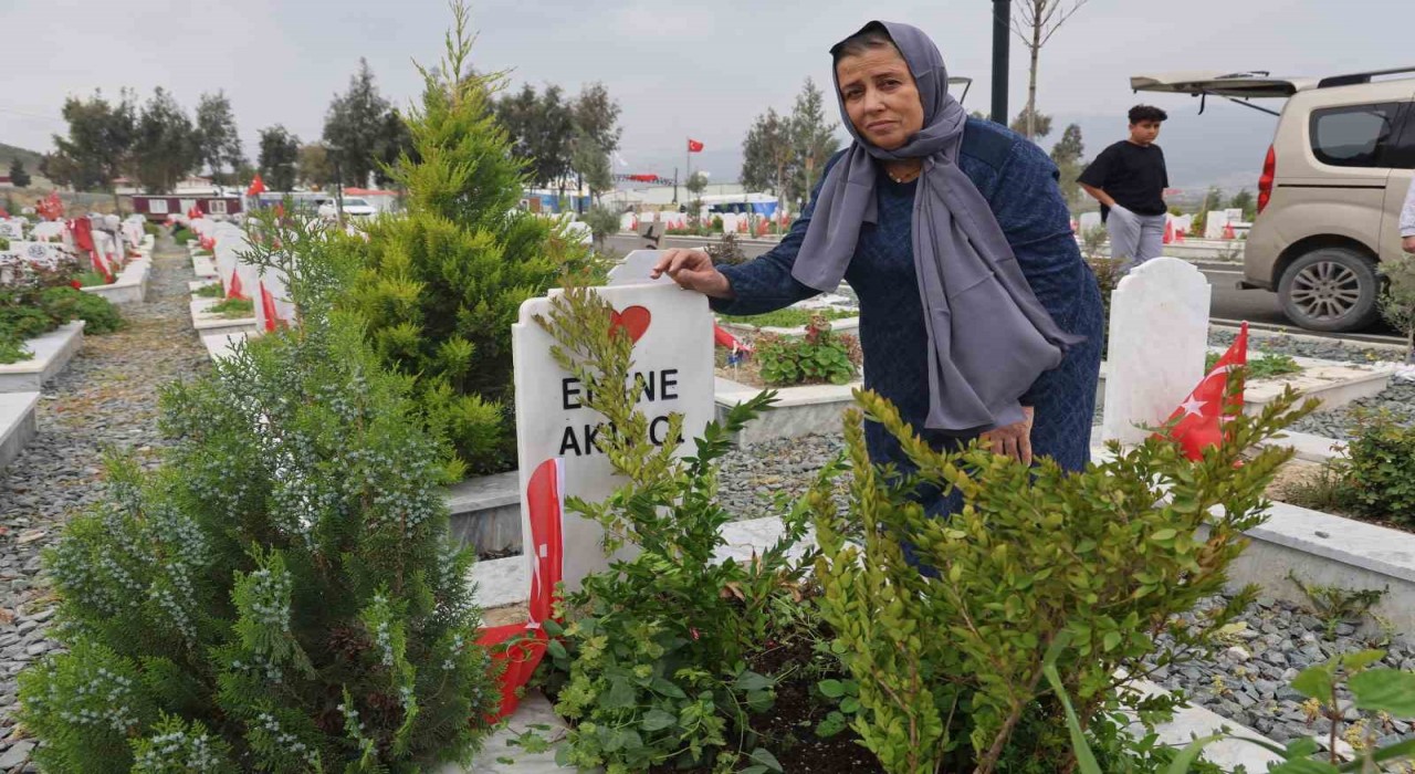 Deprem şehitliğinde buruk ziyaret