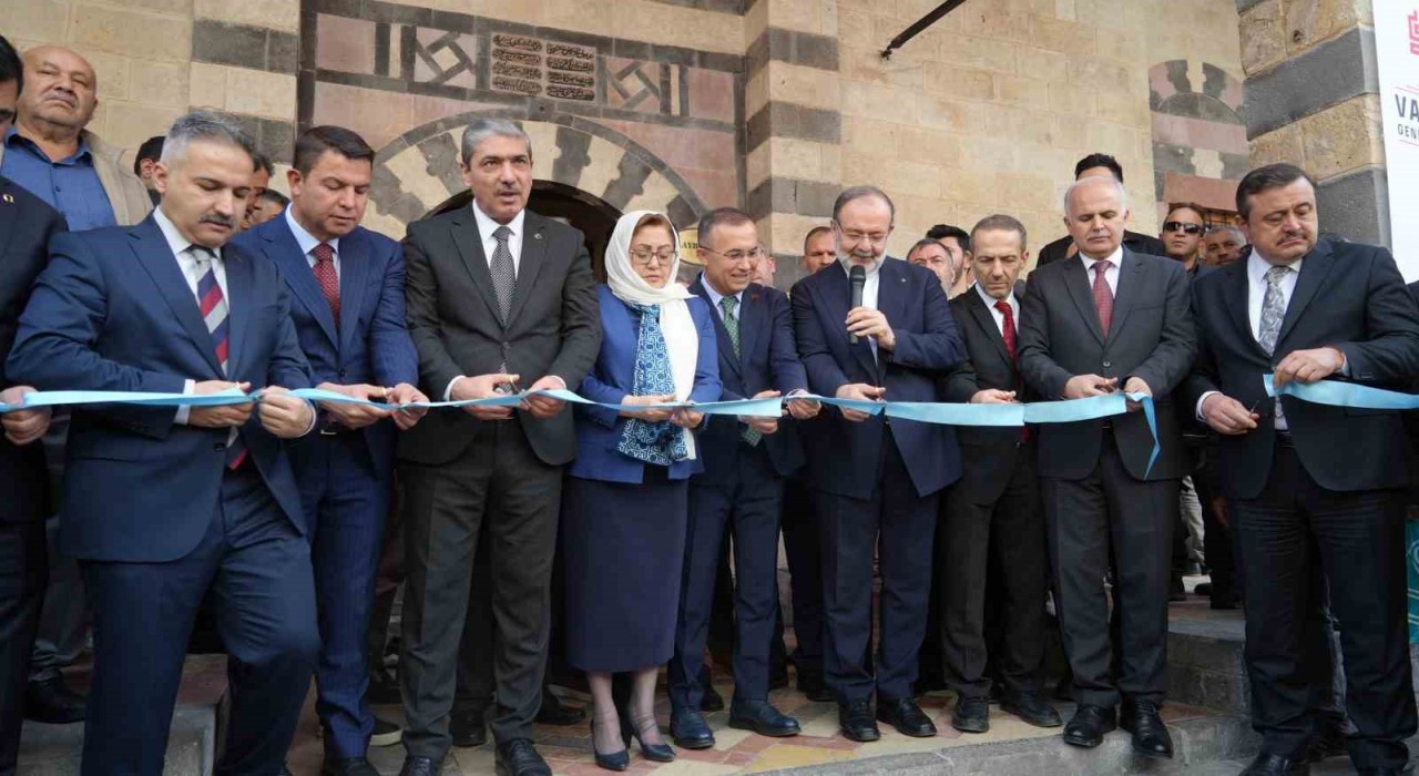 Depremde hasar alan Gaziantepteki tarihi Alaybey Cami ibadete açıldı