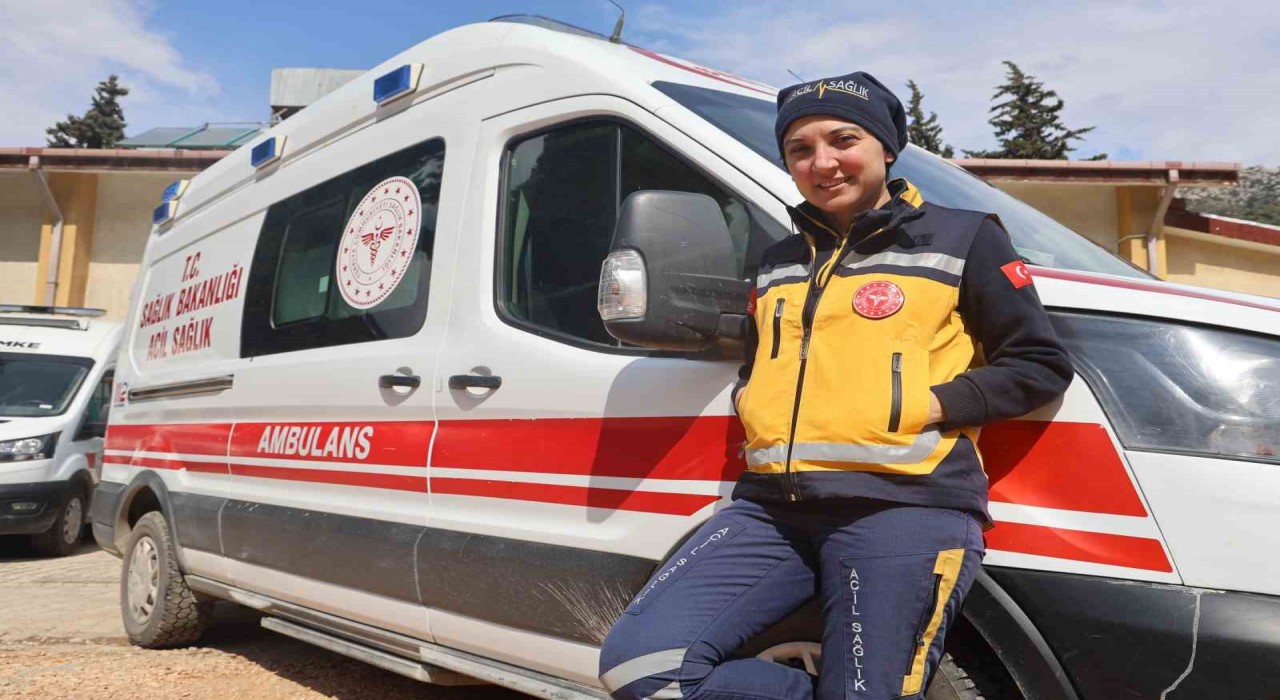 Depremin ilk günlerinde insanları yaşatmak için mücadele veren sağlıkçı Havva, afetzede vatandaşların umudu olmak için Hatayda görev yapmaya başladı