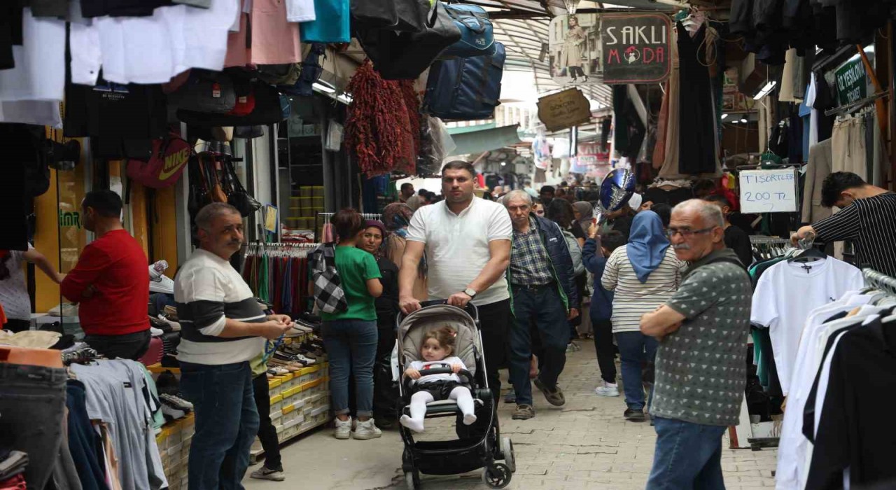 Depremin yıktığı Uzun Çarşıda bayram kalabalığı esnafa ve vatandaşa moral oldu