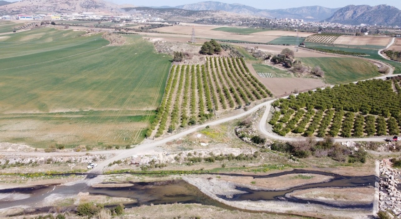 Dere yatakları siyah aktı, mahalle sakinleri kirliliğe tepki gösterdi