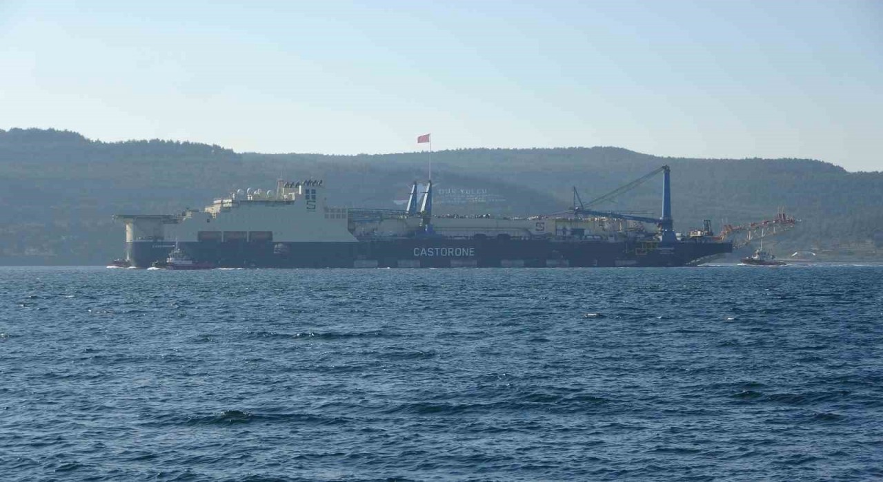Derin denizde boru döşeme gemisi Castorone Çanakkale Boğazından geçti