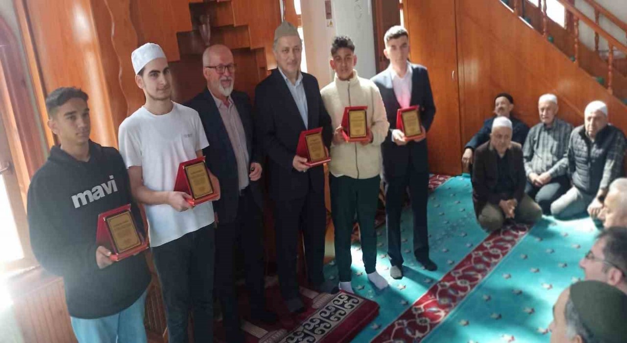 Devrekte İlçe müftüsü ve hafız öğrencilere teşekkür plaketi takdim edildi