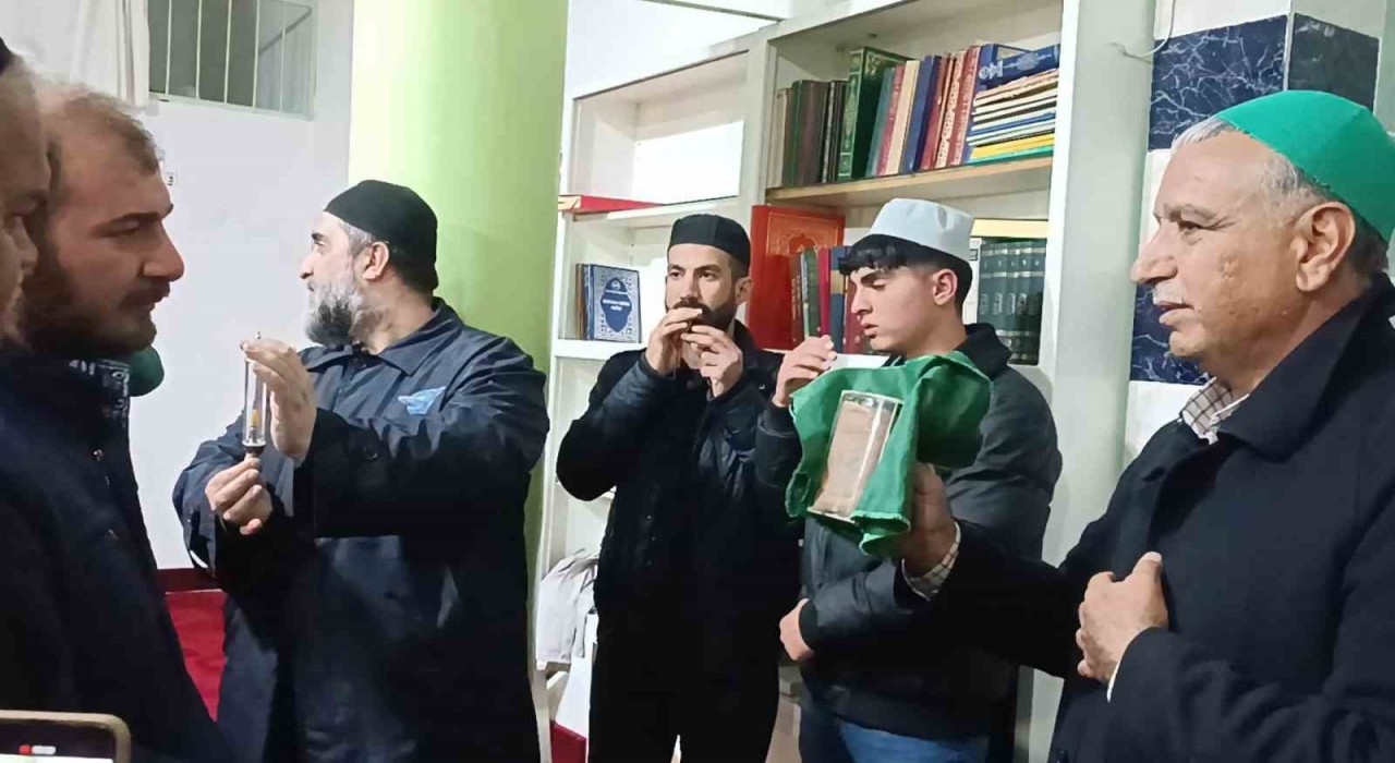 Diclede Hırka-i Şerif ve Sakal-ı Şerif salavatlarla ziyarete açıldı
