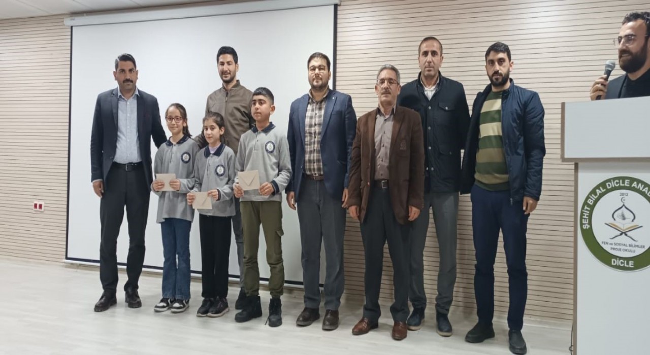 Diclede İstiklal Marşı ve Mehmet Akif Ersoy konulu şiir yarışmasında derece giren öğrencilere ödül