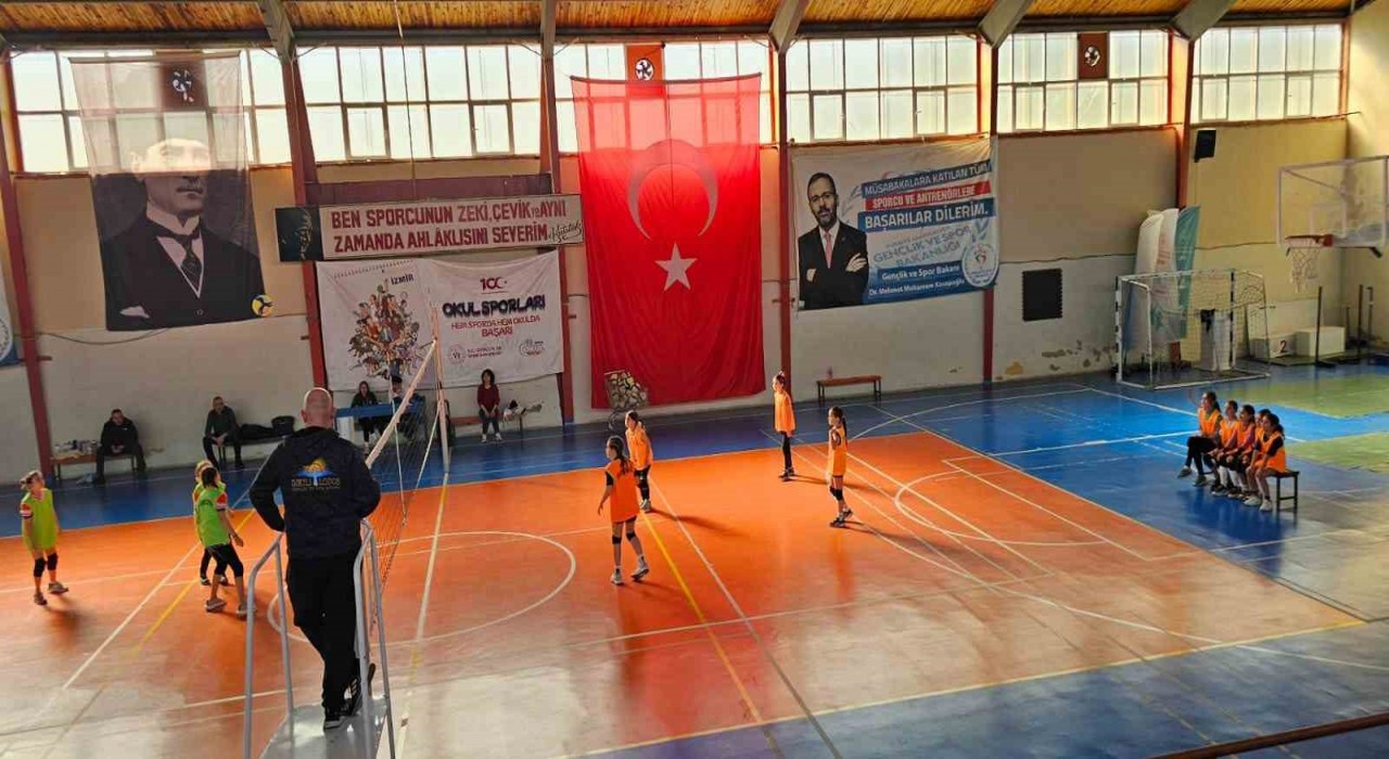 Dikilide ilkokullar arası mini voleybol şenliği
