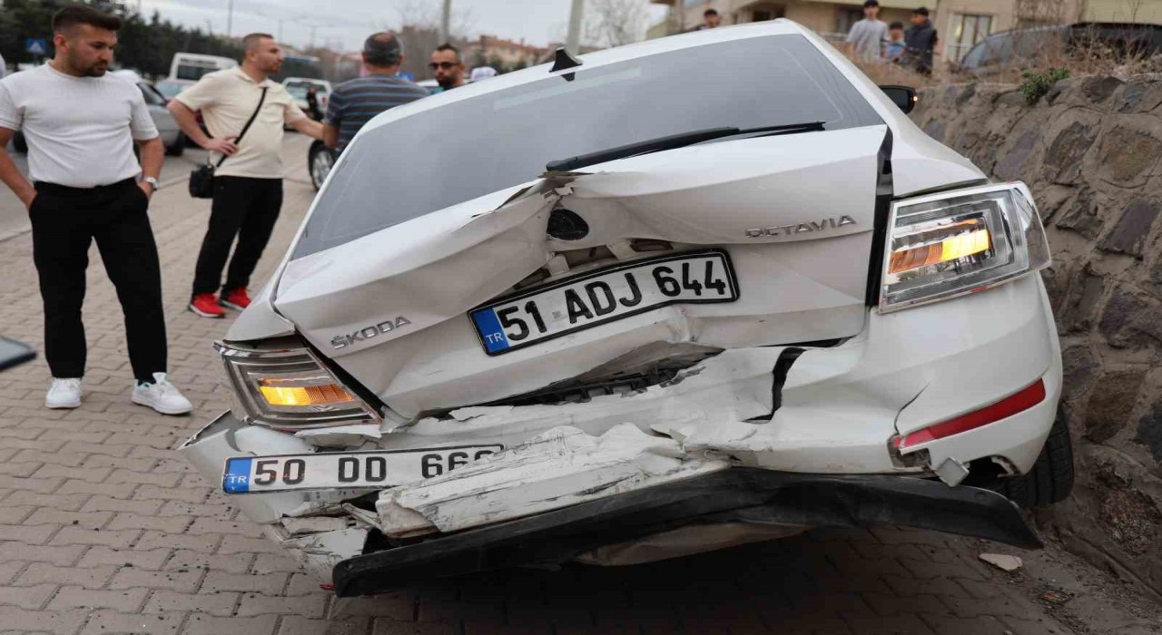 Direksiyonda rahatsızlanan sürücü kazaya neden oldu: 4 yaralı
