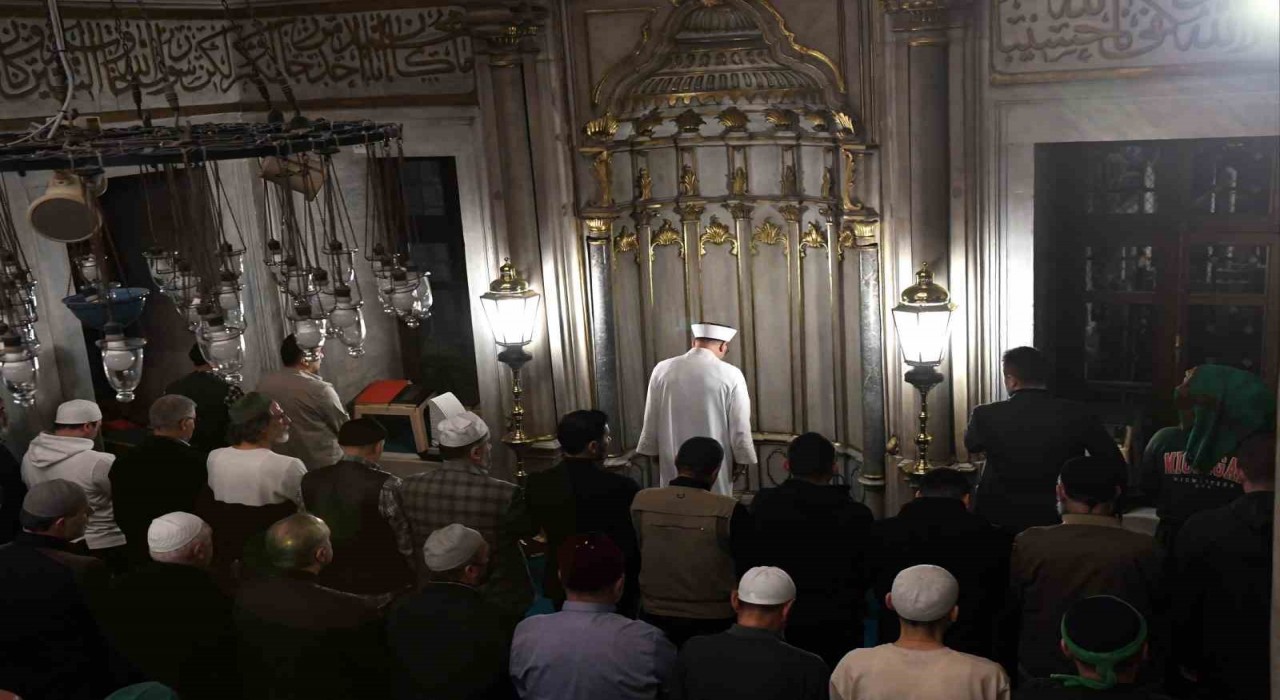 Diyanet İşleri Başkanı Erbaş, Eyüp Sultan Camiinde teravih namazı kıldırdı