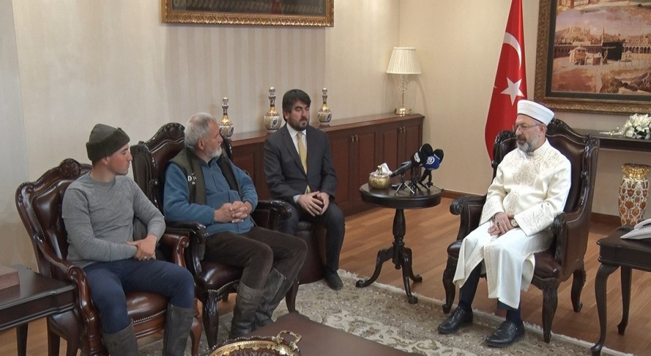 Diyanet İşleri Başkanı Erbaş, İspanyadan at sırtında hac yolculuğuna çıkan 2 arkadaşı kabul etti