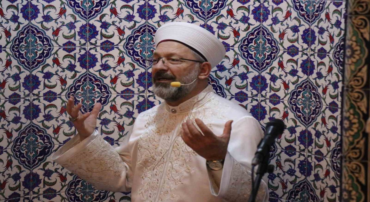 Diyanet İşleri Başkanı Erbaş, Sakaryada teravih namazı kıldırdı