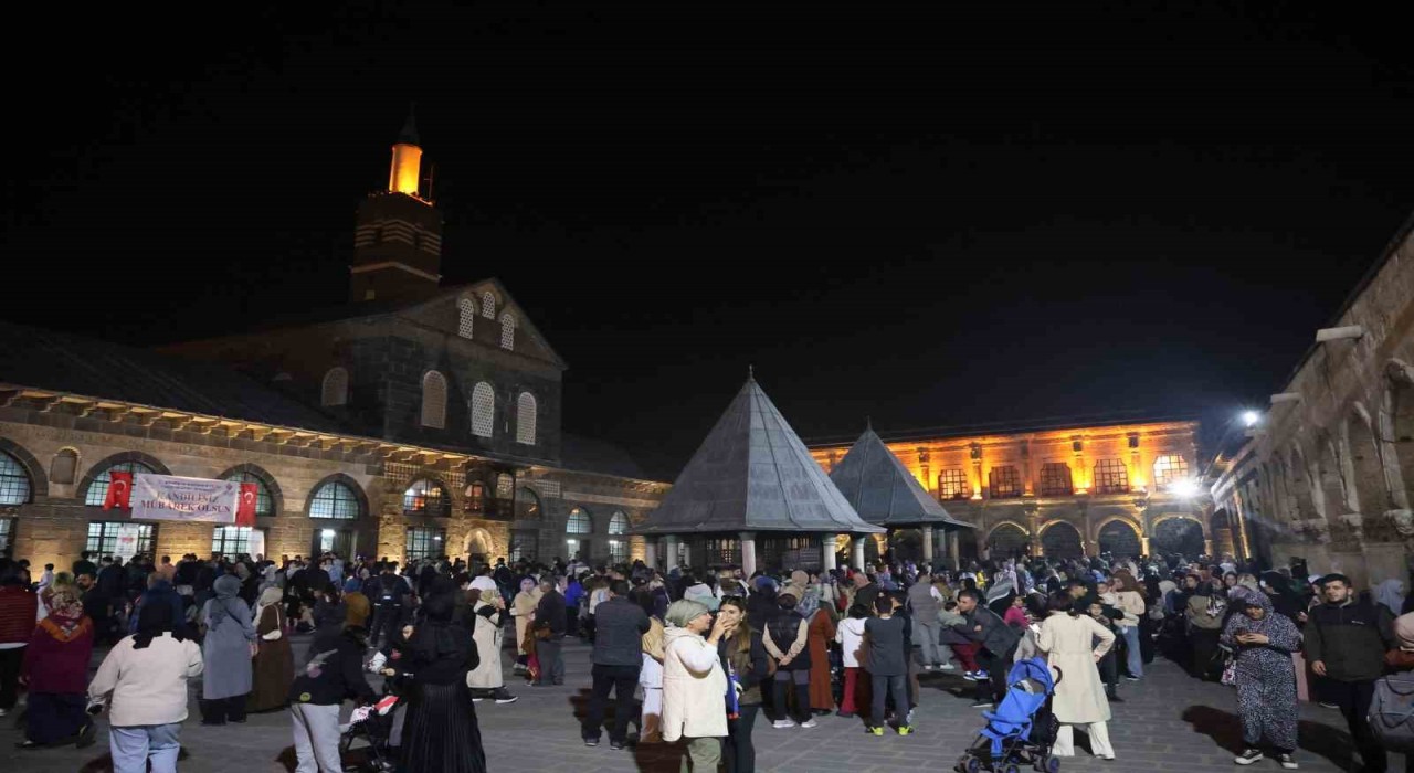 Diyarbakır Ulu Cami Kadir Gecesinde doldu taştı