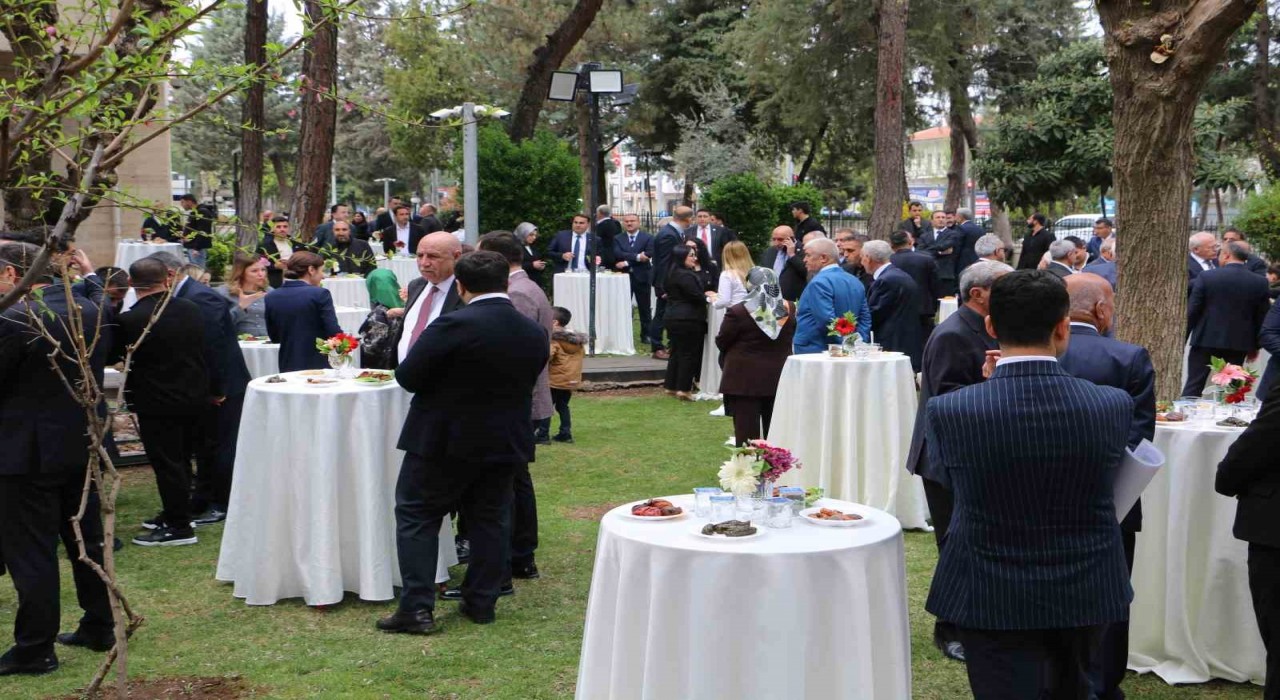 Diyarbakır Valisi Zorluoğlu, vatandaşlarla bayramlaştı