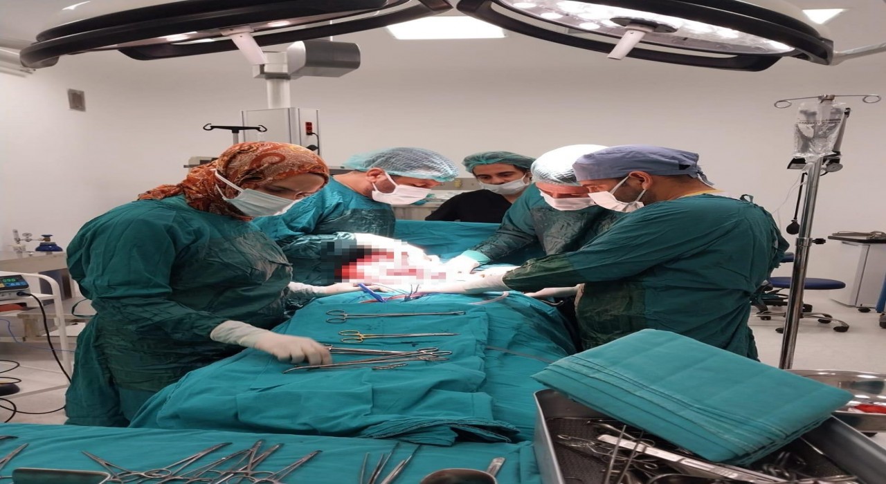 Diyarbakırda 43 yaşındaki kadının karnından 35 santim boyutunda miyom çıkartıldı