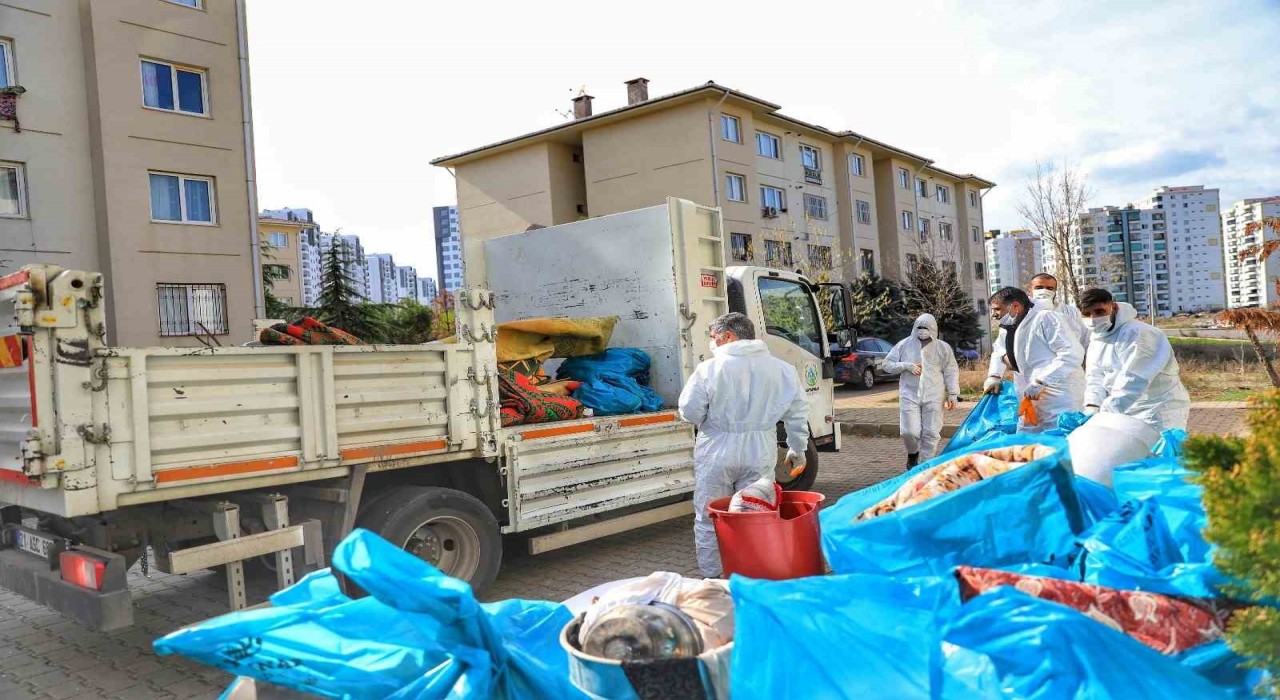 Diyarbakırda 65 yaşındaki kadının evinde 30 torba çöp çıktı