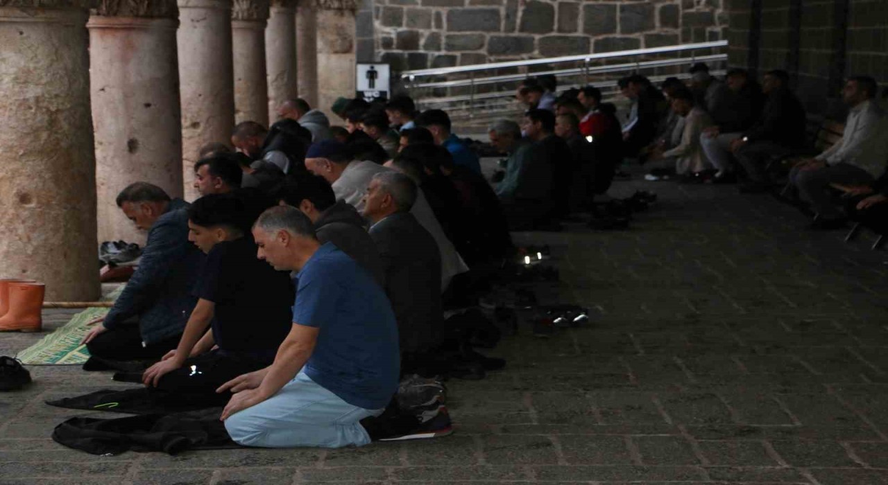 Diyarbakırda bayram namazında yoğunluk