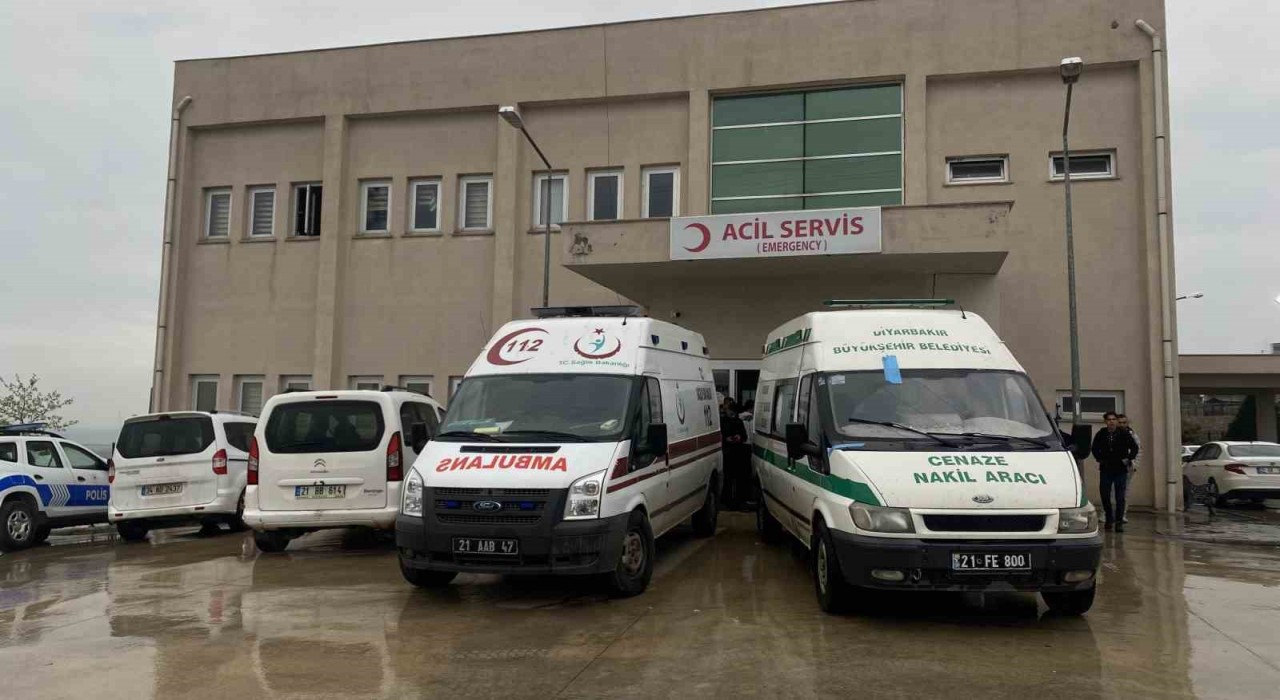 Diyarbakırda bayramlaşmaya giden arkadaş grubu kaza yaptı: 1 ölü, 6 yaralı