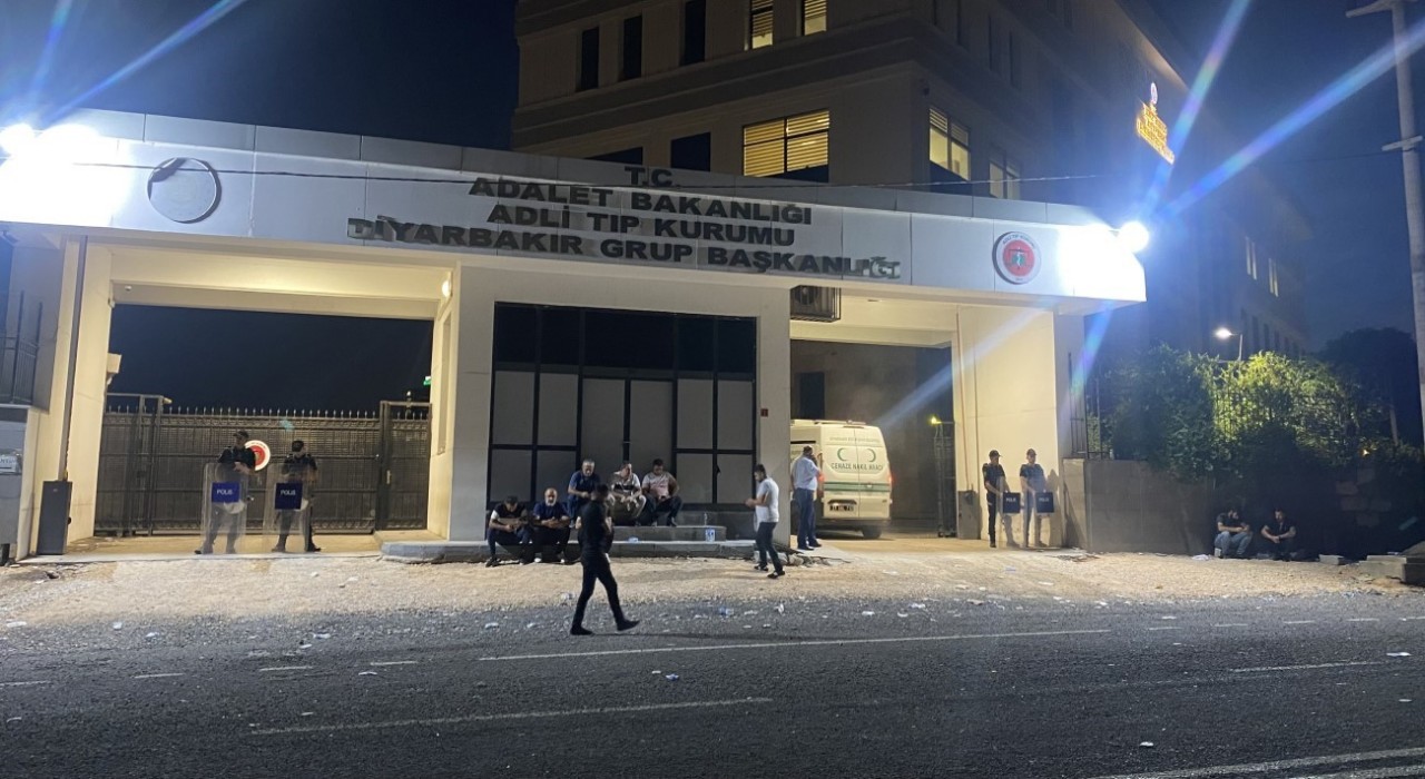 Diyarbakırda bir kadın evinde ölü bulundu, kocası gözaltına alındı