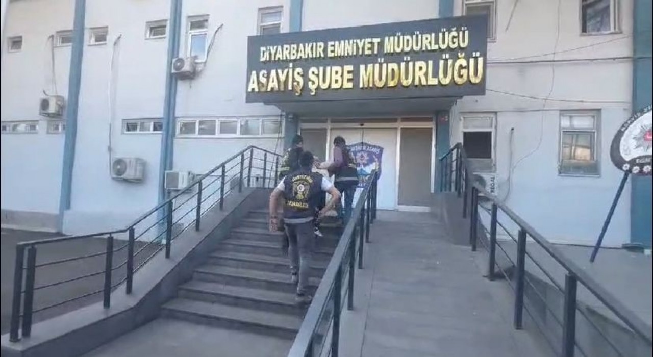 Diyarbakırda bir kadını öldüğü, bir kişinin yaralandığı silahlı saldırının zanlısı tutuklandı