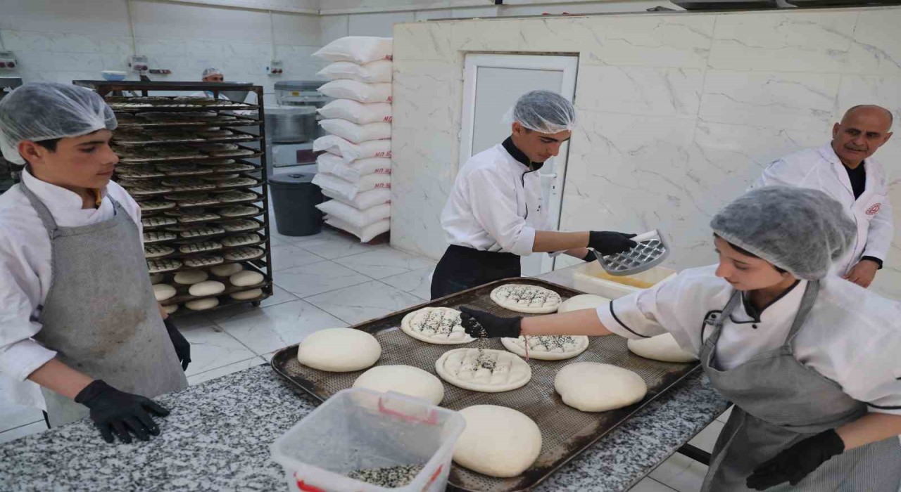 Diyarbakırda meslek lisesi öğrencileri 130 ihtiyaç sahibi aileye Ramazan pidesi çıkartıyor