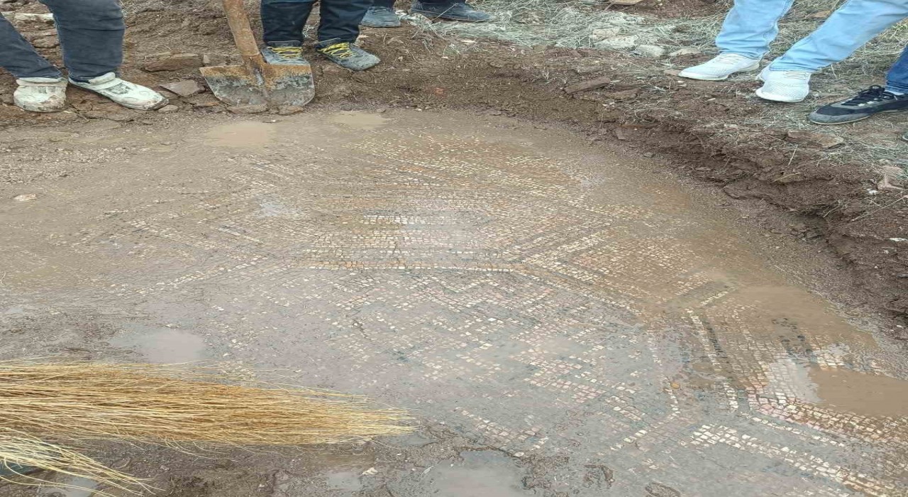 Diyarbakırda mezar yeri kazılırken mozaik tabakası olduğu değerlendirilen tabaka ortaya çıktı
