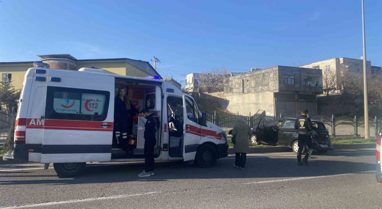 Diyarbakırda minibüs otomobile çarptı: 3ü çocuk 6 yaralı