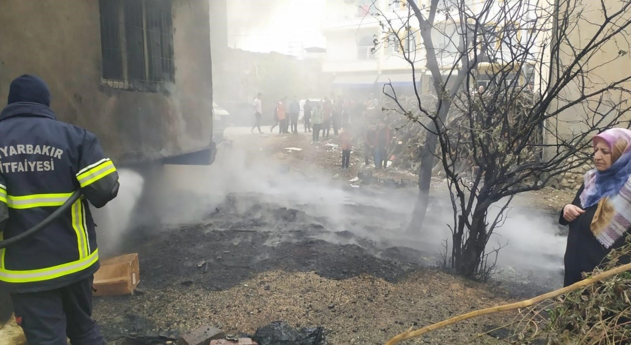 Diyarbakırda plastik kasaların olduğu depoda yangın