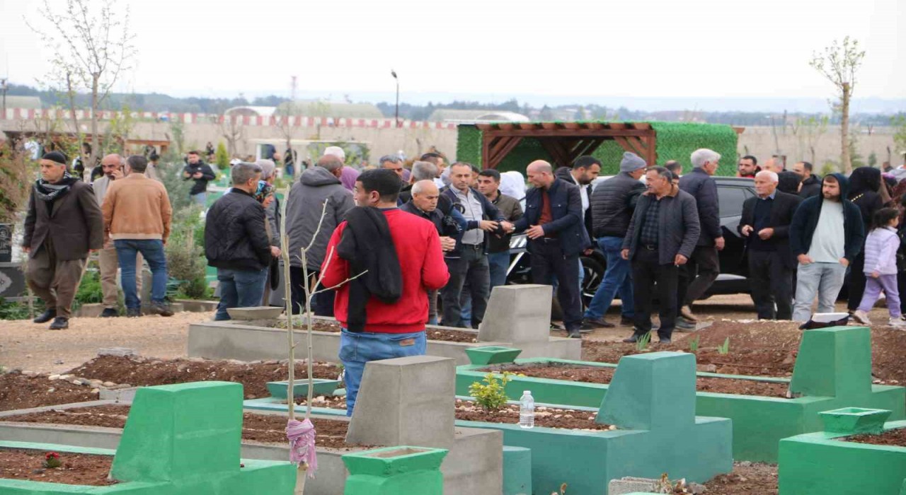 Diyarbakırda Ramazan Bayramında mezarlıklar doldu taştı