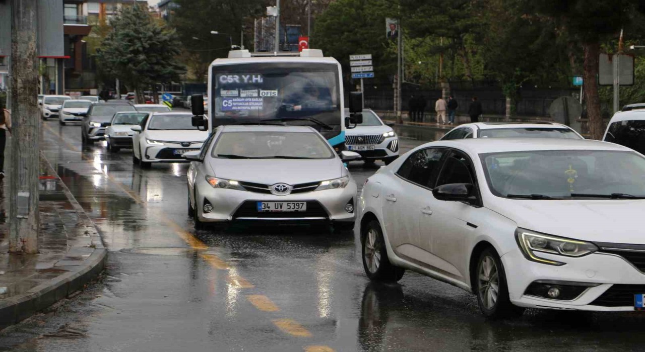 Diyarbakırda sağanak yağış hayatı olumsuz etkiledi