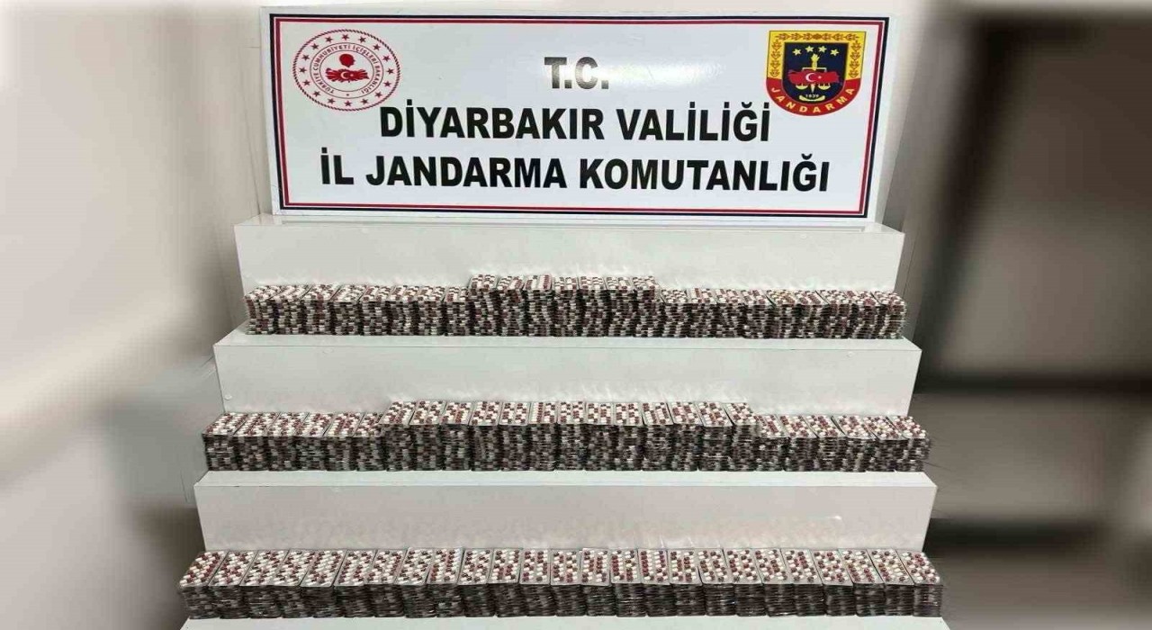 Diyarbakırda uyuşturucu operasyonu: 5 şahsın üzerinden 13 bin 552 adet sentetik hap çıktı