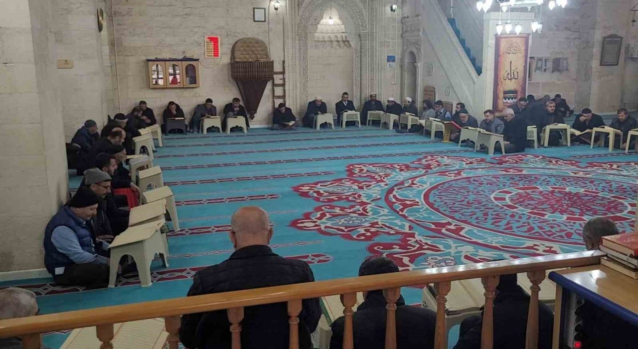 Diyarbakırda yaklaşık 9 asırlık camide mukabele geleneği yaşatılıyor