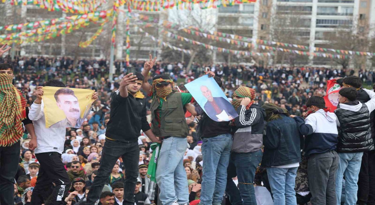 Diyarbakırda yasaklı flama taşıyan ve kıyafet giyen 80 kişi gözaltına alındı