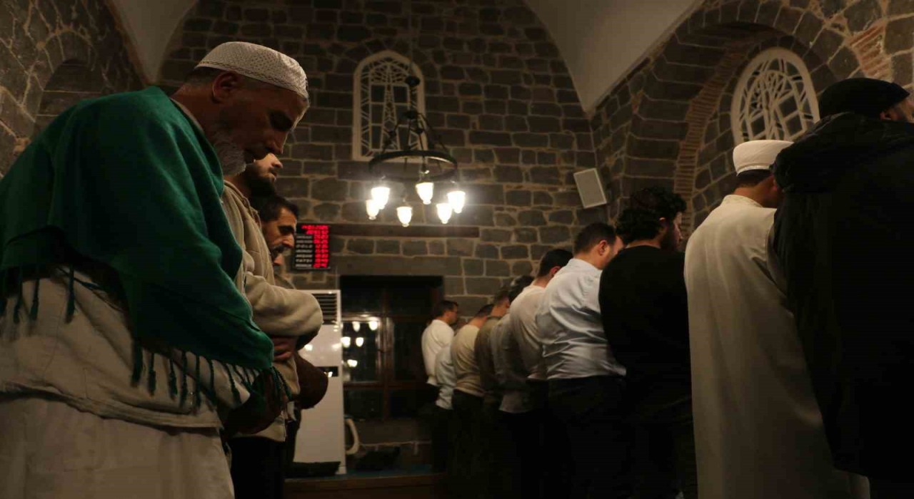Diyarbakırdaki bu camide teravihte bir cüz okunuyor