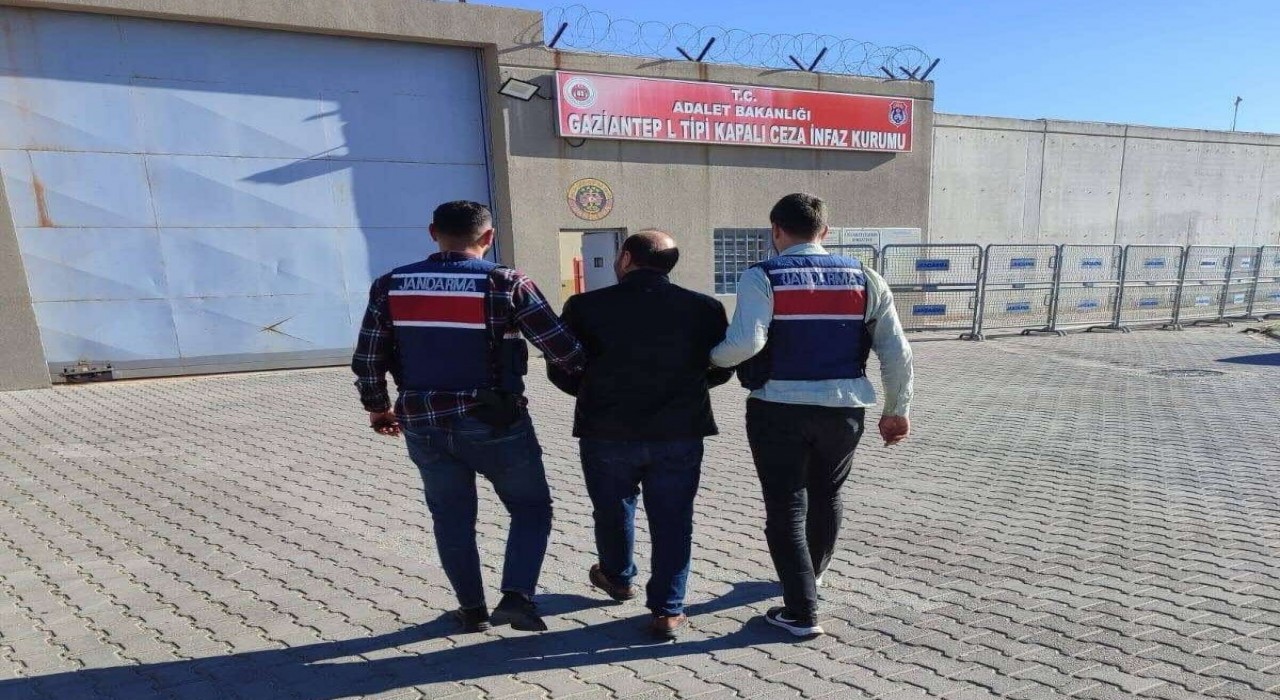 Dolandırıcılık suçundan aranan 2 şahıs yakalandı