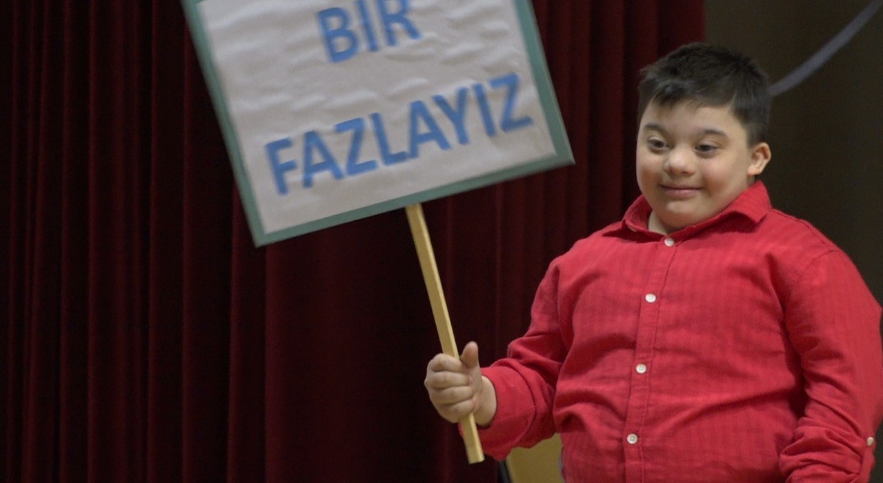 Down sendromlu öğrencilerden Trakya ve Karadeniz yörelerine ait dans gösterisi