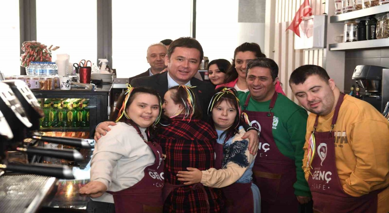 Downsendromlu bireyler bir günlüğüne kafe işletti