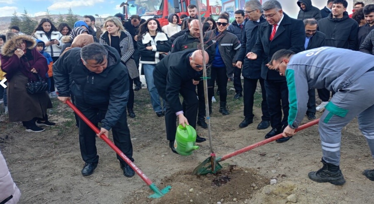 DPÜ Tavşanlı Kampüsünde Orman Vatandır etkinliğiyle yüzlerce fidan toprakla buluştu