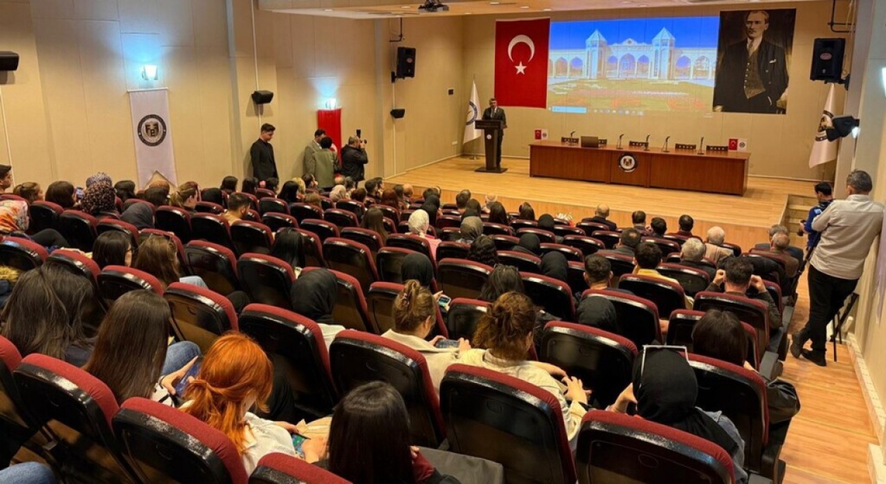 DPÜde Bir Yıldız, Bir Hilal, İlelebet İstiklal konulu konferans düzenlendi